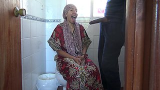 Kurdish Turkish Milf Sucks Her First Big Black Cock During Her Lunch Break