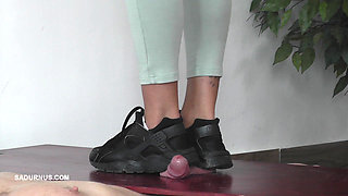 While Nomi Is on the Phone, the Slave Has an Orgasm