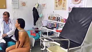 babe brunette 95 flashing pussy on live webcam