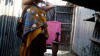 Bangladeshi HOT Viral Girl Bathing Show 3rd Part