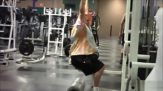 Sexy Girl Flashing her Boobs in the Gym