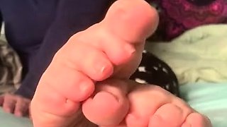 Amateur Foot Fetish Girlfriend Sucks and gives a Footjob