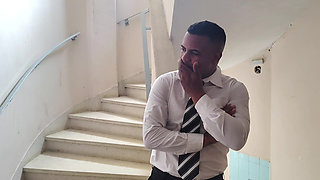 Brazilian Mulata Seduces Security Guard and Takes off Condom