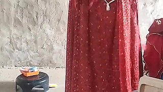 Sexy Desi Indian Chubby Bhabhi Bathing Nude in Village.