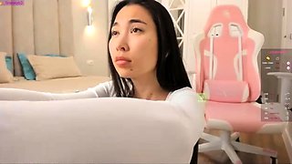 Very hot amateur thai teen girl toying her pussy on cam