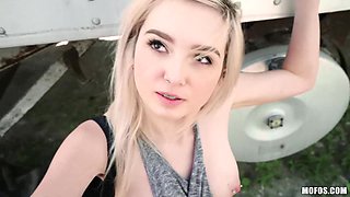 Lexi Lore gives Jesse Black outdoor blowjob to get a ride