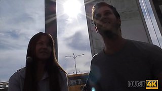 Hunt4k. pareja por dinero satisface todas las peticiones de un hombre rico y pervertido