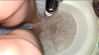 Melove Cleaning Her Sexy Small Feet in the Bath
