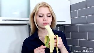 Amusa plays in her kitchen with a banana and more - WeAreHairy