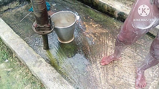 Desi housewife nahate hai outdoor