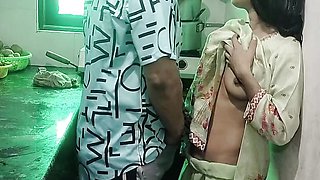 Desi naukrani ko Malik ne kitchen me land chusbaya