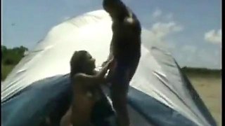 Hot rabuda mulatto moaning and cumming giving the pussy and cousin on the beach: porn