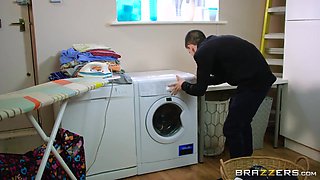 Housewife Gives Jordi A Hand And A Mouth With The Laundry - Jordi El Nino Polla And Valentina Ricci