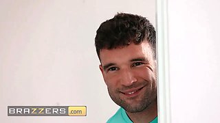Brazzers - Alex Legend fights with celibacy when busty Gigi Dior emerges looking enticing
