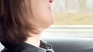 nepha tire une pipe dans la voiture sur une aire de repos