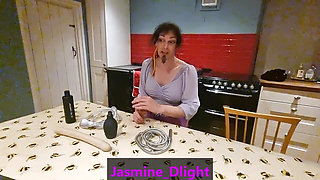 Jasmine Dlight - How to Keep a Mistress Happy with a Clean Session - Douching Guide
