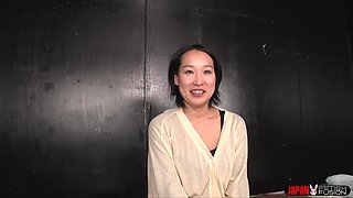 Oiled on the Table, Maiko Kobayashi Exposes Her Navel... and What Comes Out Smells Like Raw Fetish