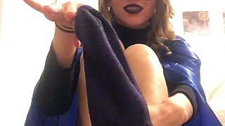 Flexible foot fetish masturbating with feet and hands