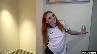 Une Supportrice Anglaise Baisee En Anal Dans Un Couloir Public Pour Avoir Perdu Stepson Pari !!!