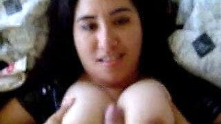 MI AMANTE HACIENDO UNA RUSA EN SUS TETAS