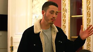 William takes advantage of the waitresses - Jacquie et Michel TV