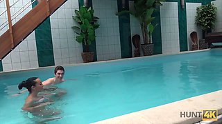 Hunt4k. sexabenteuer im privaten swimmingpool