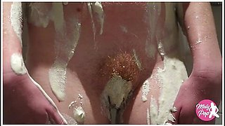 Petit Essai Dargile Blanche Sous La Douche