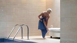 Candee Licious gets hot at the pool