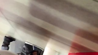 un voyeur filme un couple baiser dans les chiottes