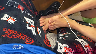 Melove wants to Pleased Naelor with her sexy feet and long toes