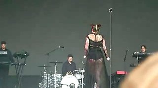 who is this thicc pawg white big booty singer on stage