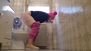 Real Farts in Fancy Restaurant Bathroom 4K