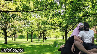 Rekaman seks pasutri indo lagi asik nyepong kontol pasangan berhijab di taman umum
