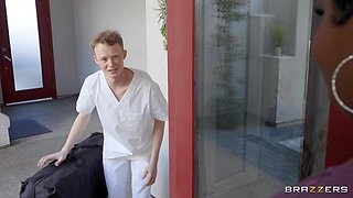 Masseur Sneaks A Glory Hole Pussy Snack With Jimmy Michaels, Simone Richards - Brazzers