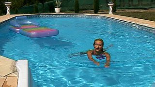 Mouth-watering teen chick masturbates by the pool side outdoor