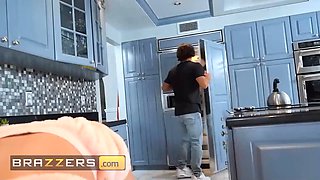 (Phoenix Marie) gets stuck in the dishwasher (johnny) unleashes her for a price - brazzers