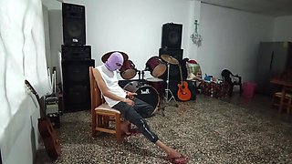 Sexi Music Teacher Poses Cachondo to Pupil