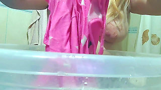 doing laundry in the bathroom and I&#039;m watching her