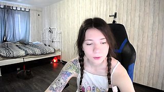 Cute amateur webcam teen girl toying pussy on webcam