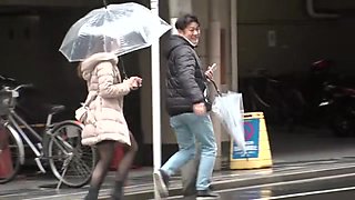 風俗嬢の綺麗なお姉さんが痴漢プレイでパンスト越しに電マ当てられてお漏らし潮吹き