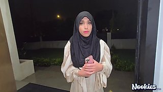 Sexy Fit Buxom Muslim Babe Sucks the Stranger's Dick & Lets Him Fuck Her In Reward For Helping Her