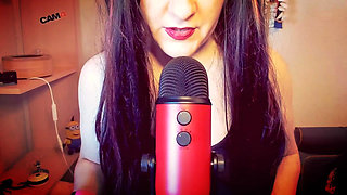 Sensual Mouth Sounds for Beautiful Italian MILF