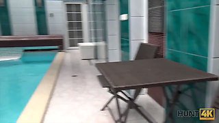 Hunt4k. aventuras sexuales en una piscina privada