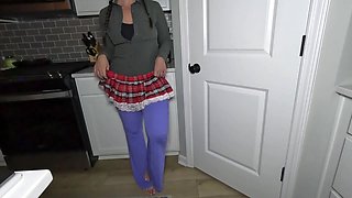 MILF shakes her big ass