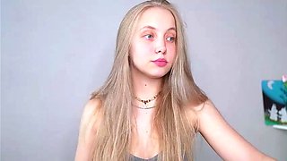 Amateur Webcam Cute Teen Plays Solo with Big Dildo