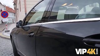 Vip4k. beauté en bathrobe de mariée suce une bite d'étrangers et se fait baiser
