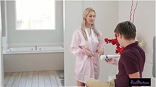 Jordan Maxx Makes Mover Stuff Her Box