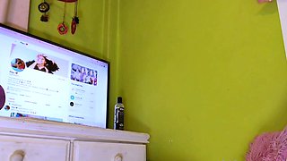 Amateur brunette chick toying her ass and pussy on webcam