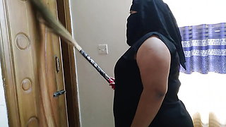Big Ass & Huge Boobs Saudi Maid Fucked By Owner 18yo Son when she cleaning room