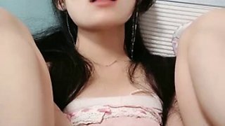 Stunning beauty! Jiao Didi is so sexy! The hairy cunt is rubbing like crazy, her expression is very lustful, daddy, fuck me quickly, fingering and fucking me live